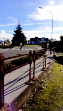 Elle se moque de son mari gilet jaune qui manifeste.. Tout seul