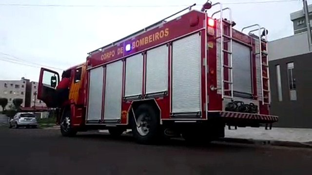 Cachorro fica preso em portão e Bombeiros são chamados