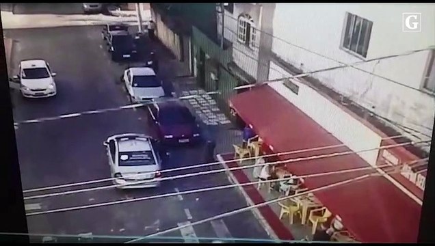 Crianças brincando com arma de brinquedo