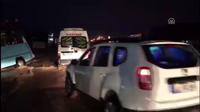 Sağanak nedeniyle servis minibüsü yan yattı - EDİRNE
