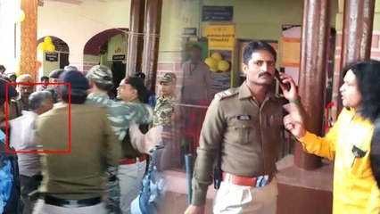 इवीएम खराब होने की शिकायत करना मतदाता को पड़ा महंगा, पुलिस ने धक्के मारकर बूथ से निकाला बाहर, वीडियो