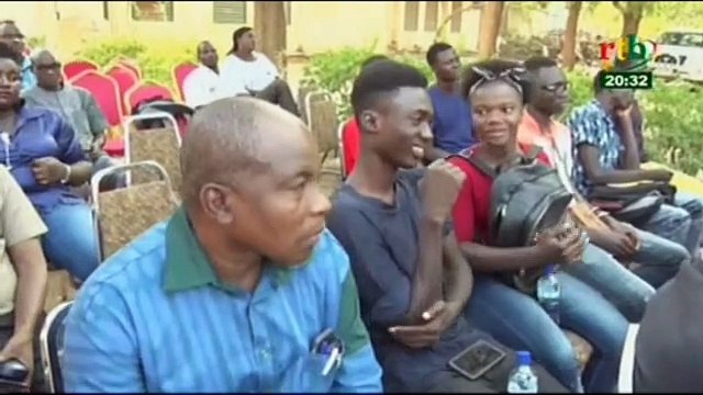 RTB/Les élèves de la promotion 1978-1982 du lycée Philippe Zinda KABORE rendent hommage à leurs enseignants et offrent du matériel informatique pour soutenir l’établissement