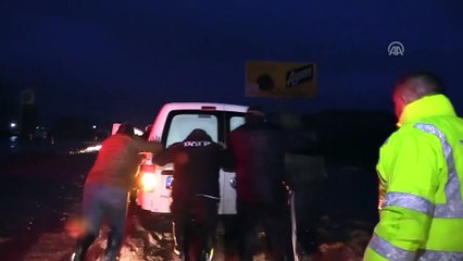 Sağanak nedeniyle servis minibüsü yan yattı (2) - EDİRNE