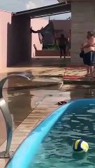 Cet homme a mal calculé sa glissade sur le sol mouillé