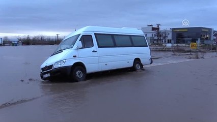 Kuvvetli Sağanak Cadde ve Sokakları Göle Çevirdi (2)