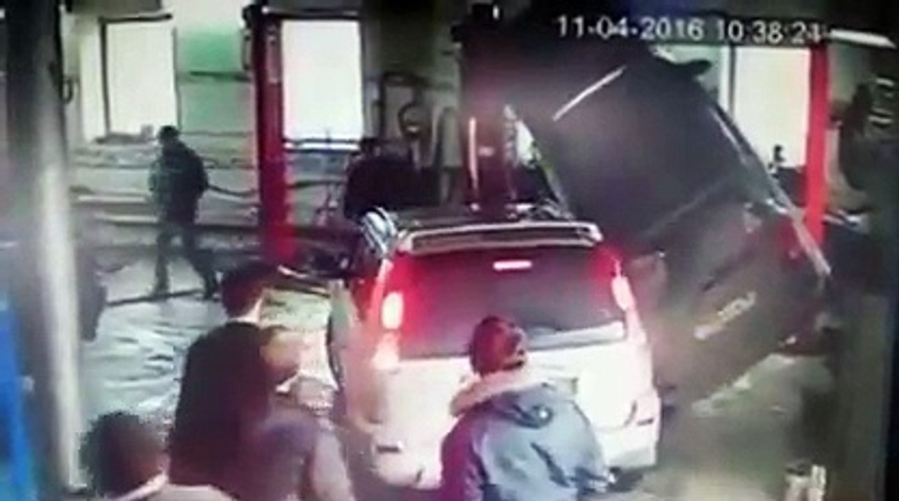 Il tente de sortir sa voiture du garage...  et se rate complètement !