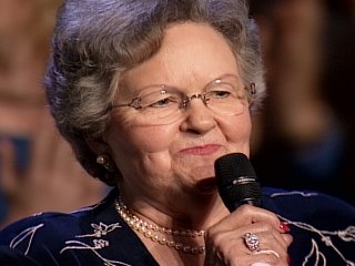 Bill & Gloria Gaither - Keep Walkin' (Live)