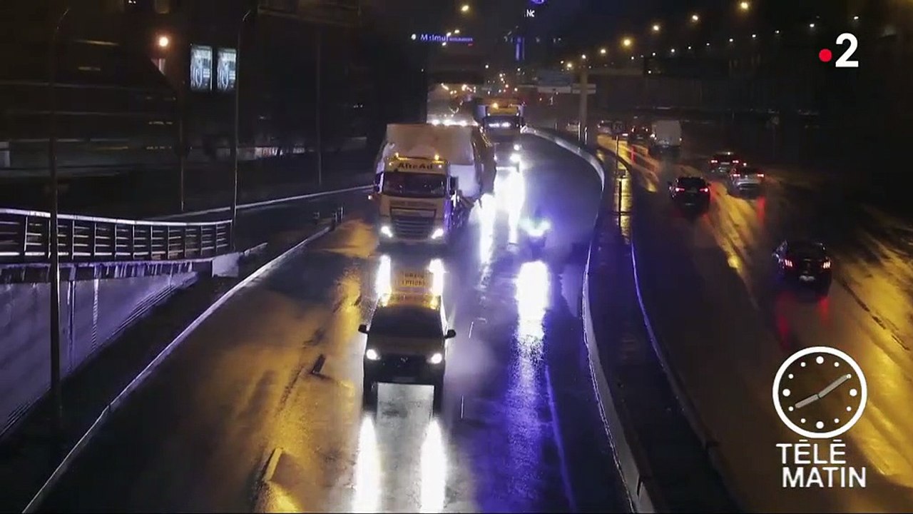 Un convoi exceptionnel traverse Paris pour le Nautic