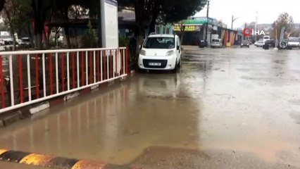 Sağanak yağış sonrası sokaklar göle döndü