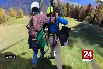 Turista viaja sin arnés de seguridad en ala delta