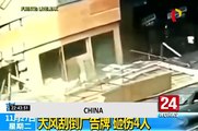 China: varias personas resultaron heridas tras caída de gigantesco panel