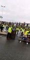 Pontchâteau  des Gilets Jaunes montrent leurs fesses