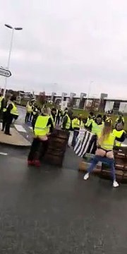 Pontchâteau des Gilets Jaunes montrent leurs fesses