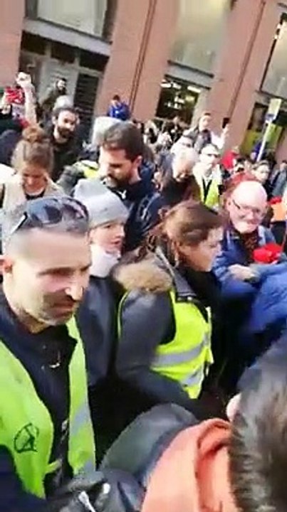 Des journalistes de BFM TV pris à partie par des Gilets Jaunes