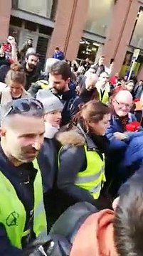 Des journalistes de BFM TV pris à partie par des Gilets Jaunes