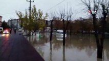 Edirne’de yağış hayatı felç etti...Sokaklar göle döndü, çok sayıda araç ve iş yeri sular altında kaldı