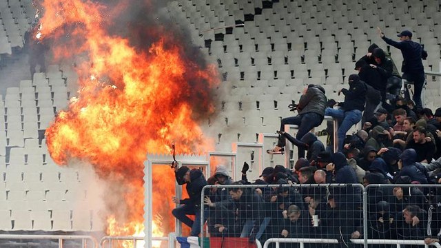 Ultras del AEK y el Ajax protagonizan en Atenas una auténtica batalla campal