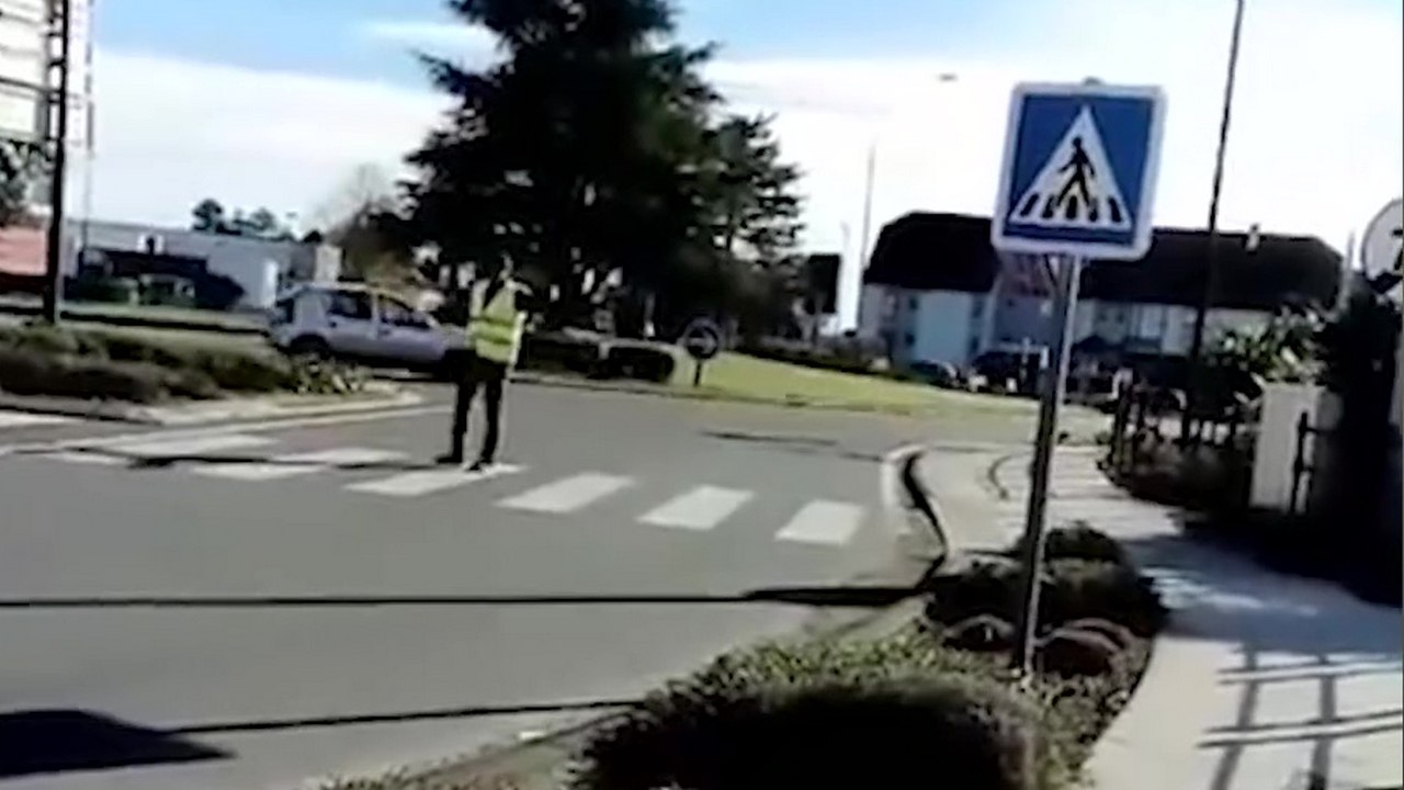 Un gilet jaune bloque tout seul un rond point sous le fou rire de sa femme qui le filme