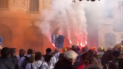 La manifestación de bomberos en Barcelona asedia el Parlament