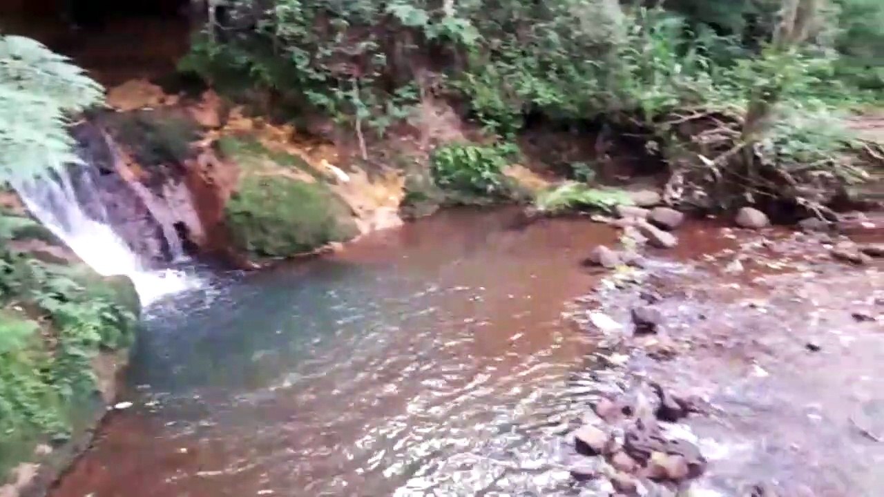 Descarte de entulho próximo a rio no Guarujá gera reclamação