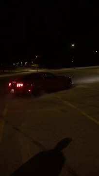 VÍDEO: Le dejan un Mustang y se vuelve loco quemando rueda