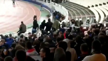 Video herunterladen: Un hooligan de l'AEK Athènes balance un Cocktail Molotov sur les supporters de l'Ajax !