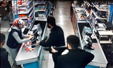 Markette Korku Dolu Anlar! Soyguncular, Pompalı Tüfeği Kasiyer Kıza Doğrulttu