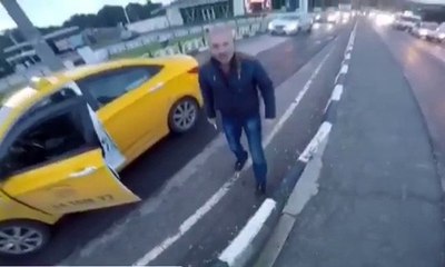 Korku dolu anlar! Bıçağı böyle çekti