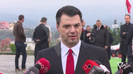 Basha homazhe tek Varrezat e Dëshmorëve - News, Lajme - Vizion Plus