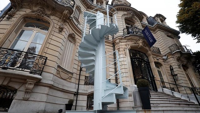 Эйфелева башня распродается по частям