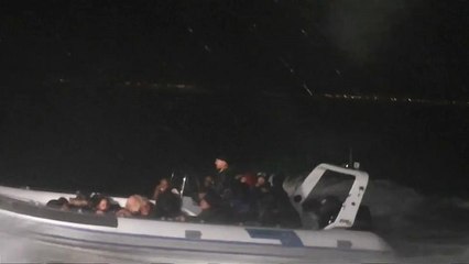 شاهد: مطاردة بين خفر السواحل التركي وزورق مهربين