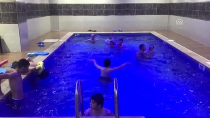 Engelli Çocukların Havuz ve Hamam Keyfi