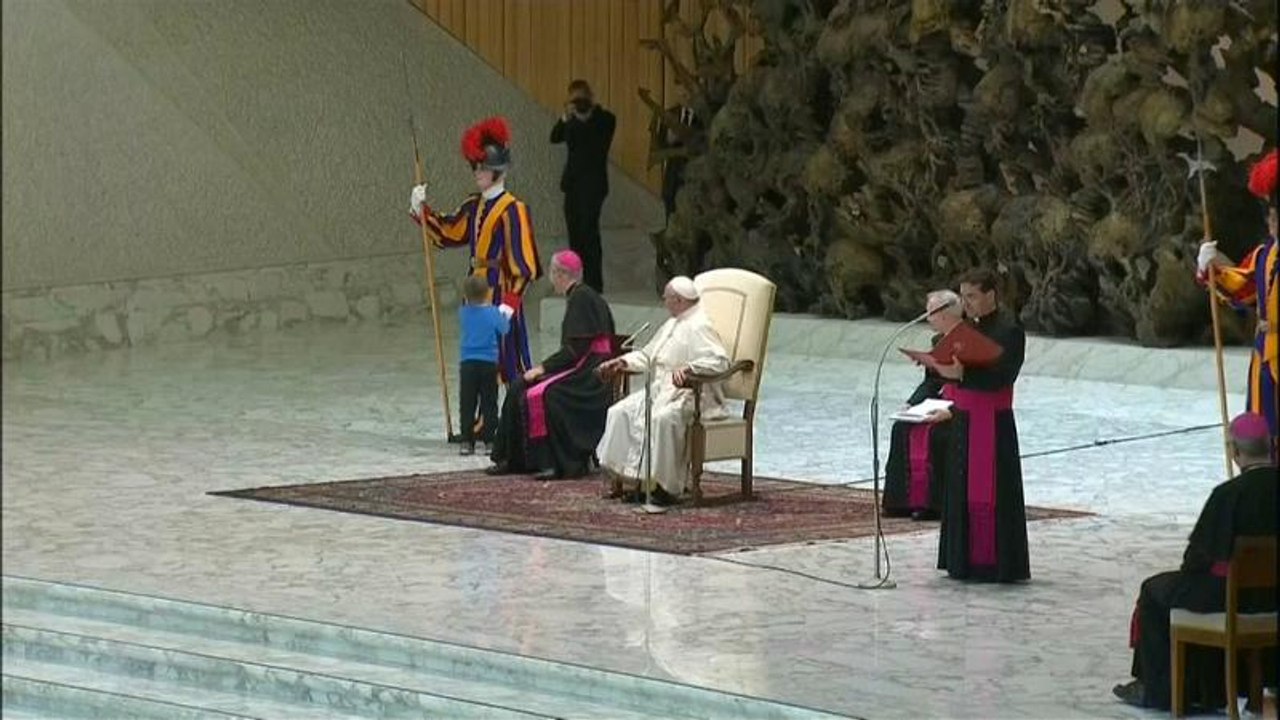 Taubes Kind 'predigt' dem Papst