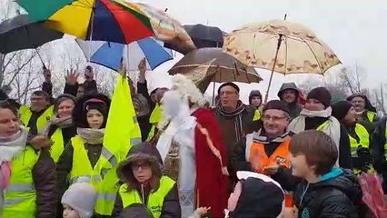 Saint-Nicolas rend visite aux gilets jaunes au rond point de Chaufontaine dans le Lunévillois