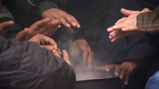 Мигранты ищут спасения от холода