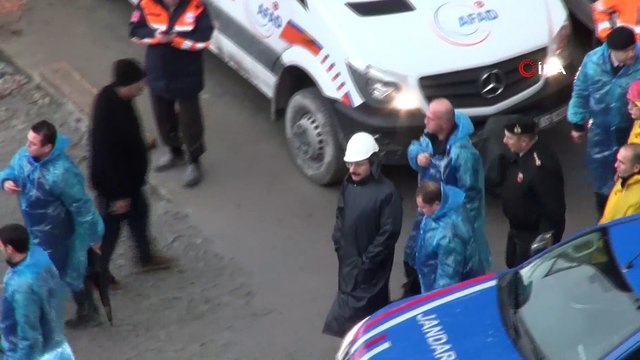 Kocaeli Valisi Hüseyin Aksoy göçük bölgesinde incelemelerde bulundu