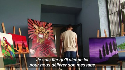 Des prisonniers panaméens peignent pour la visite du pape