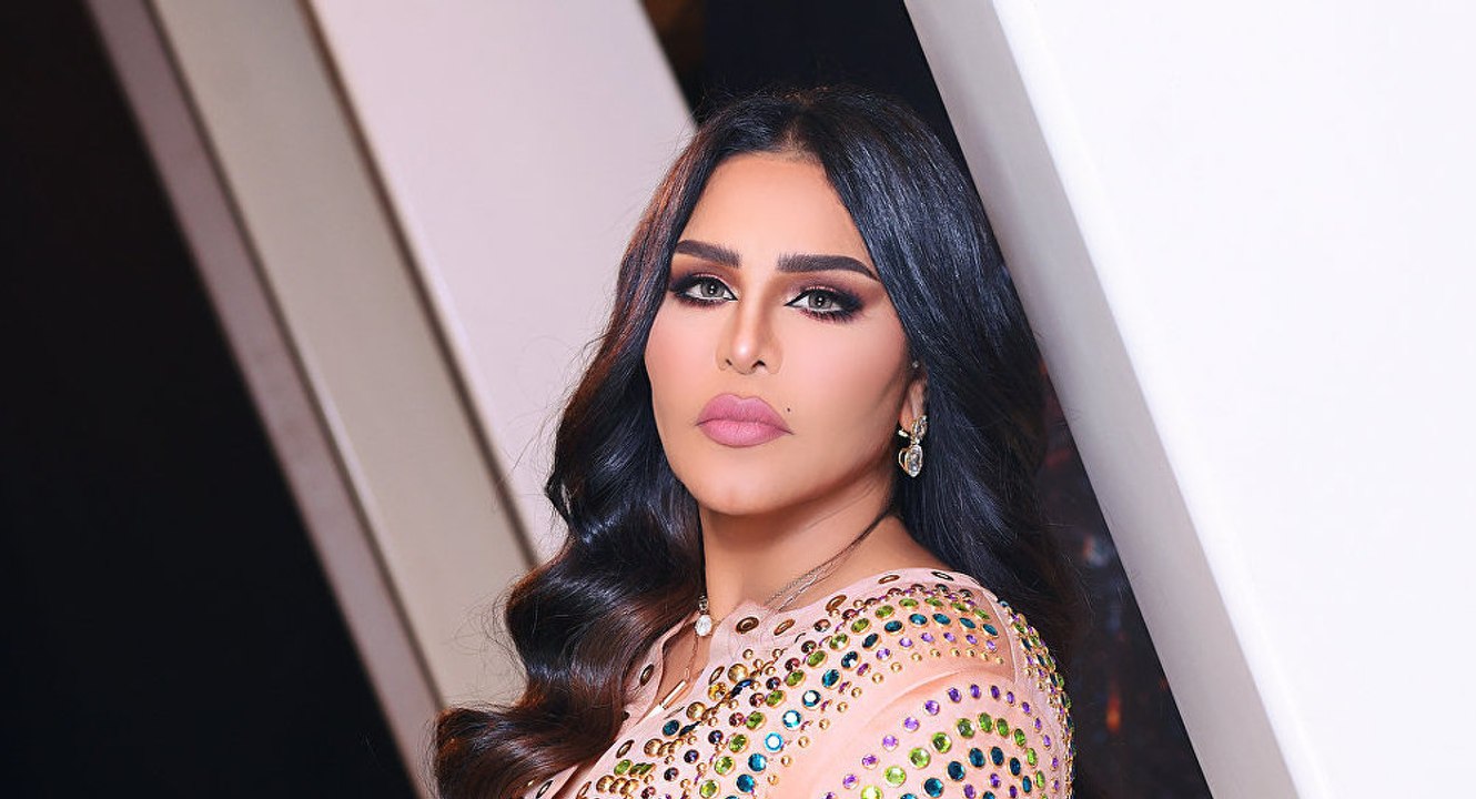أحلام تثير موجة من الضحك بحديثها بالفرنسية مع زوجها