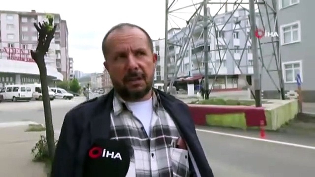 Yolun Ortasındaki Yüksek Gerilim Hattı Direği Şaşırtıyor