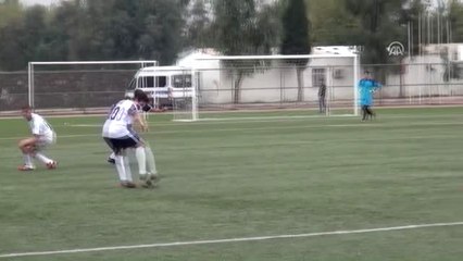 Cizre'de, Lise Futbol Takımı Bayan Antrenörle Sahaya Çıktı