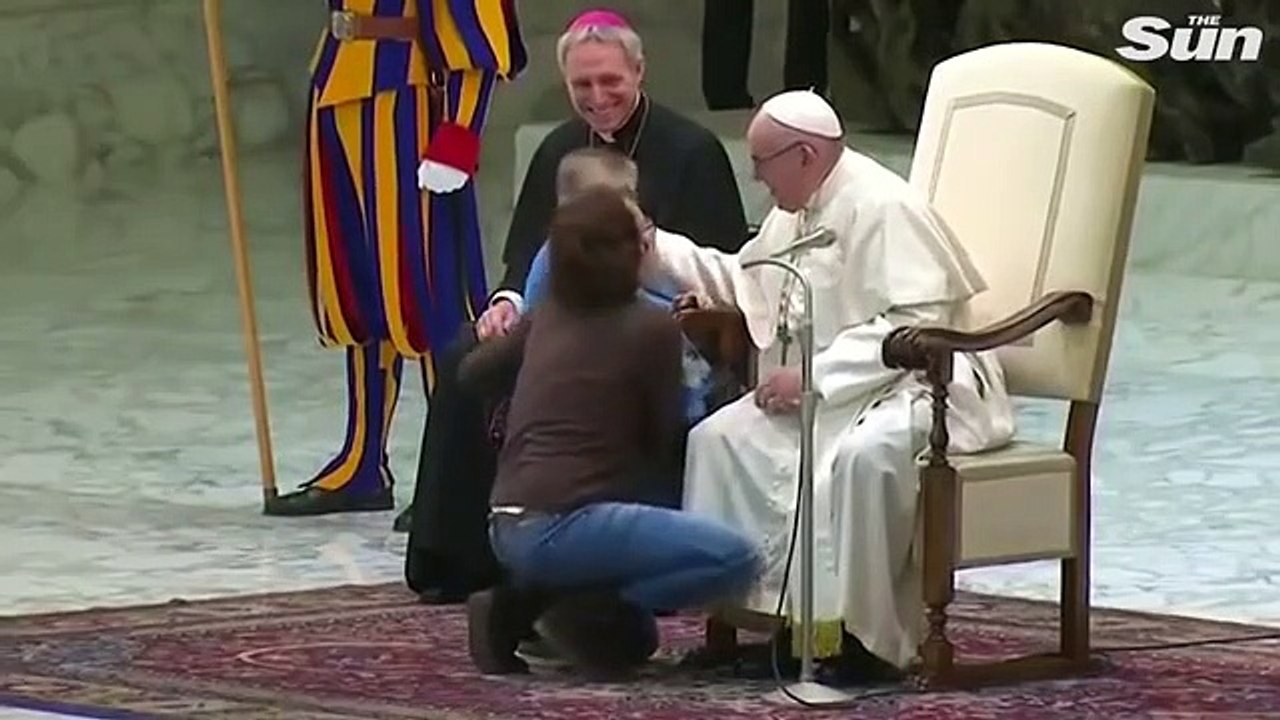 Papa ayine çocuklar sahneye