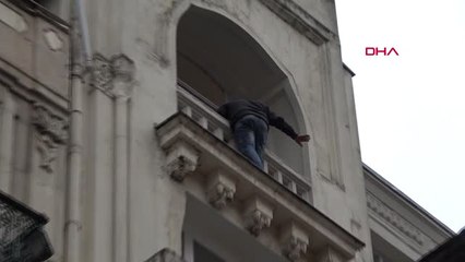 İstanbul İstiklal Caddesi'ndeki İntihar Girişimi 2 Saat Sürdü