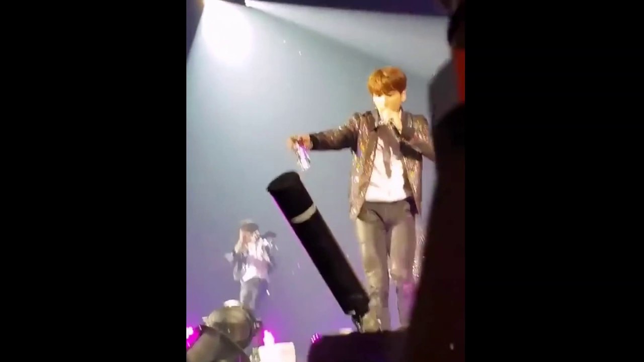 柾國給昏倒的ARMY遞水瓶！超暖心❤︎【防彈少年團 BTS】