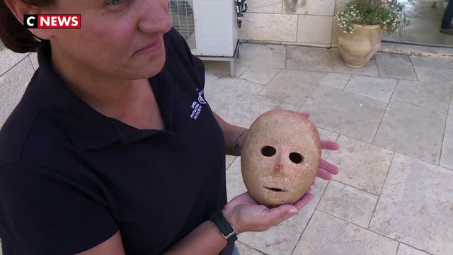 Cisjordanie : des archéologues présentent un masque rare vieux de 9.000 ans