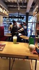 6 policiers pour 1 énervé dans un Starbucks au Japon !