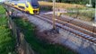 Ce cycliste échappe à la mort à 1 seconde du passage du train en traversant les rails !