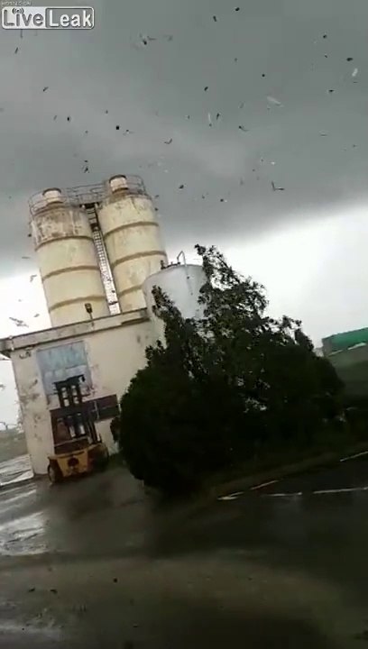 Pris dans l'oeil d'une tornade.. ce silence !