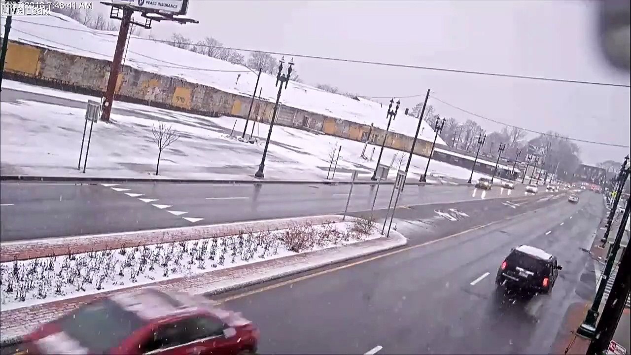 Effondrement d'un bâtiment sous le poids de la neige.. d'un coup en pleine journée