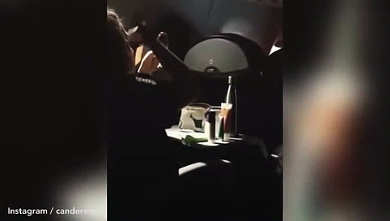 Elle se maquille dans l'avion.. en mode salon de beauté !