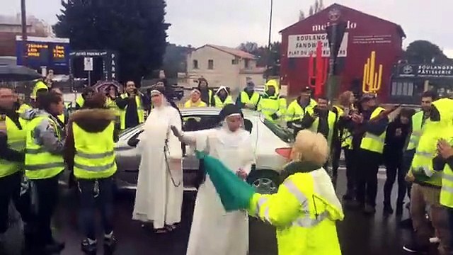Quand 2 nonnes sortent de leur voiture pour danser avec les Gilets Jaunes